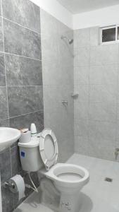 ein Bad mit einem WC und einem Waschbecken in der Unterkunft Apartamento como en casa in Soledad