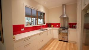 Una cocina o cocineta en The Fernglen Forest Retreat