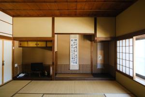 an inside view of a room with a door and a window at 信州善光寺 薬王院 in Nagano