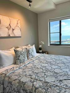 Un dormitorio con una cama grande y una ventana en Sea Pearl Apartment at Waterfront, en Darwin