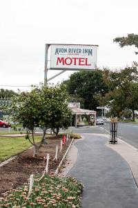 un cartel para un motel en una calle en Avon River Inn, en Stratford