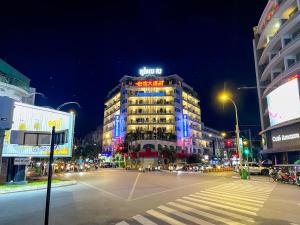 budynek z znakiem na górze w nocy w obiekcie Hotel Sor w mieście Phnom Penh