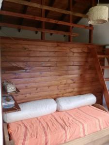 cabecero de madera de una cama en una habitación en Casa en plata alta en el Bosque. en Mar del Plata