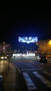 una señal para un cartel de puttianaoco en una calle por la noche en Apartamento en Tenerife Islas Canarias, en Candelaria