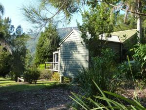 ein kleines Haus inmitten eines Gartens in der Unterkunft Blue Gums Cottage in Kangaroo Valley