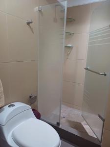 y baño con aseo y ducha acristalada. en Habitación acogedora Aramburú, en Lima