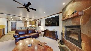 ein Wohnzimmer mit einem Sofa und einem Kamin in der Unterkunft 1849 Condos 103 home in Mammoth Lakes