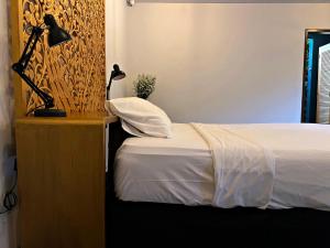 Postel nebo postele na pokoji v ubytování Joyously Raw Villas - Free Room Upgrade Subject to Availability