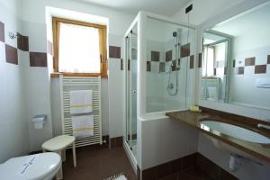 łazienka z umywalką i prysznicem w obiekcie Hotel Nordik w mieście Santa Caterina Valfurva +37 zdjęć