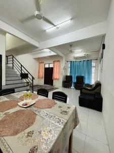 Гостиная зона в Homestay Giant Kangar