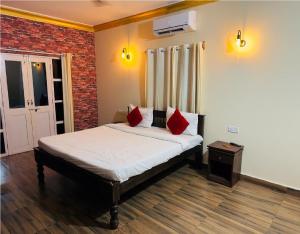 Tempat tidur dalam kamar di Hotel Romeo's Place Near Baga Beach - 50 meters from Baga Beach