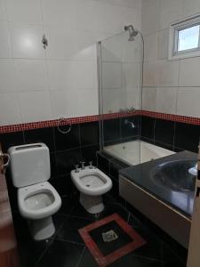 y baño con aseo y lavamanos. en Casa Paraná en Paraná