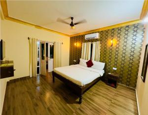 ein Schlafzimmer mit einem Bett in einem Zimmer in der Unterkunft Hotel Romeo's Place Near Baga Beach - 50 meters from Baga Beach in Baga