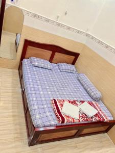 a small bed in a room with two napkins on it at Nhà nghỉ phương nam in Ấp Rạch Mẹo