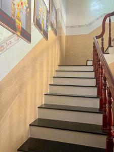 a staircase in a building with white and black at Nhà nghỉ phương nam in Ấp Rạch Mẹo