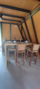 una sala da pranzo con tavolo e 2 sedie di Recanto do lago a Itati