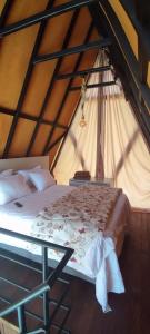 1 dormitorio con 1 cama en una tienda de campaña en Recanto do lago, en Itati