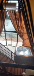 Habitación con ventana y vistas a la bañera. en Recanto do lago, en Itati