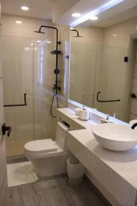 a bathroom with a toilet and a sink and a mirror at Nuevo apartamento en Stanza in San Pedro Sula