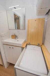 La petite salle de bains est pourvue d'un lavabo et d'un miroir. dans l'établissement T2 Specialtravailleursfamillesetudiants, à Mâcon