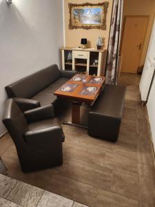 a living room with a couch and a table and chairs at Halle, TOP -PREISE, große 79 qm SD FeWo, EG, wahlweise mit 1- 3 DZ, inklusiv TV Lounge, Küche, Bad WC Einfach und gut, Langzeitmieter VB Preise in Halle an der Saale