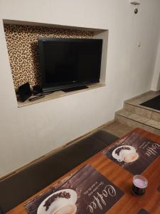 Een TV en/of entertainmentcenter bij HALLE eine Relax- Oase, 1- 3 separate Schlafräume möglich plus Wohn-Sitzbereich, extra Küche, extra Bad, günstig und gut
