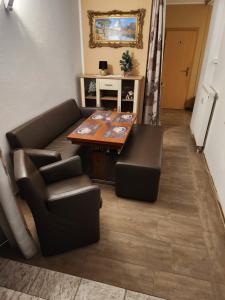 Een zitgedeelte bij HALLE eine Relax- Oase, 1- 3 separate Schlafräume möglich plus Wohn-Sitzbereich, extra Küche, extra Bad, günstig und gut