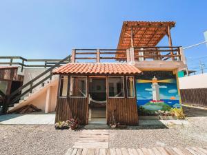 una pequeña casa con un mural en el costado en Casa 2 - Estrela Dalva en Farol de Santa Marta