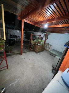 een woonkamer met een bank en een tafel bij Casa Coquimbo in Coquimbo