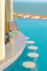 Centara Mirage Resort Mui Ne في موي ني: طاولة مع نقاط انطلاق للمياه