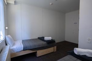 Una cama o camas en una habitación de The Brownston Hostel