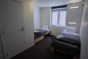 Una cama o camas en una habitación de The Brownston Hostel