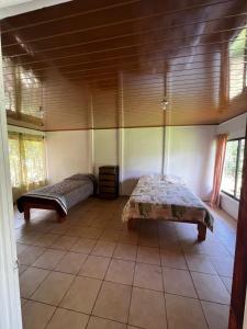 a room with two beds in a room at Paraíso Verde in Siquirres