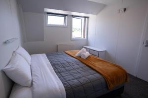 Una cama o camas en una habitación de The Brownston Hostel