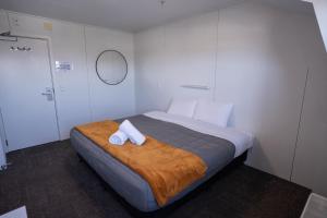 Una cama o camas en una habitación de The Brownston Hostel