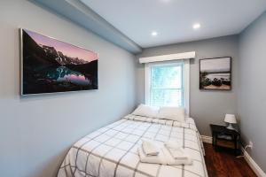 A bed or beds in a room at Home away from home, 5bdr, fastwifi, spacious home
