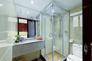 La salle de bains est pourvue d'une douche, d'un lavabo et de toilettes. dans l'établissement The Shai Red - formerly Mingle in The Shai, à Hong Kong