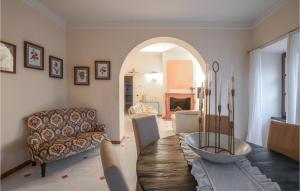 ein Wohnzimmer mit einem Sofa und einem Tisch in der Unterkunft Nice Apartment In Bagnone With Kitchen in Bagnone