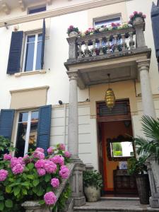 un edificio con un balcón con flores. en B&B Magnolia, en Verona