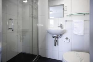Un baño de The Brownston Hostel