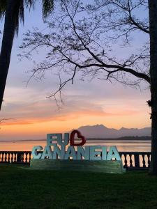 um sinal para gamedanala com o pôr-do-sol ao fundo em Hotel Costa Azul em Cananeia