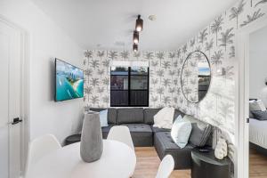 un salon avec un canapé et une table dans l'établissement Lux Retreat By Renzzi, à Miami