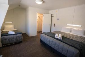 Una cama o camas en una habitación de The Brownston Hostel