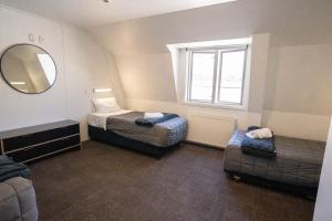 Una cama o camas en una habitación de The Brownston Hostel