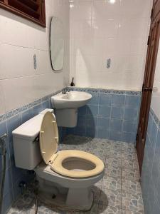 łazienka z toaletą i umywalką w obiekcie RT House w mieście Chiang Mai