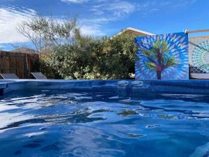 สระว่ายน้ำที่อยู่ใกล้ ๆ หรือใน Electroliquid's Casa Pueblo Joshua Tree
