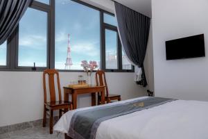 En TV eller et underholdningssystem på Lộc Sơn Hotel