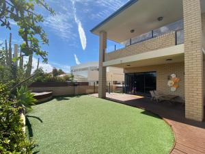 Vrt pred nastanitvijo Sunny Ocean View Retreat