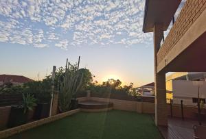 Balkon oz. terasa v nastanitvi Sunny Ocean View Retreat