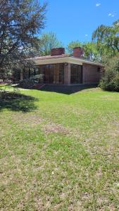 une maison avec une grande cour devant elle dans l'établissement Casa Rumipal, à Villa Rumipal